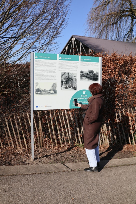 Erfgoedwandeling in Tielrode - wandelaar aan infopaneel (vergroot foto)